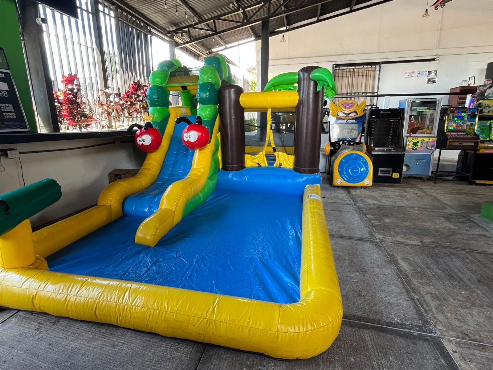Área de juegos con inflable en La Palma Red